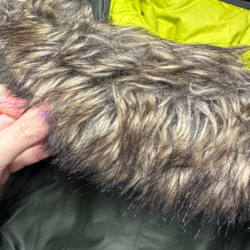 Women's North Face Parka - Olive Green - Size Medium - Super warm and cozy! - Picture 6 of 8